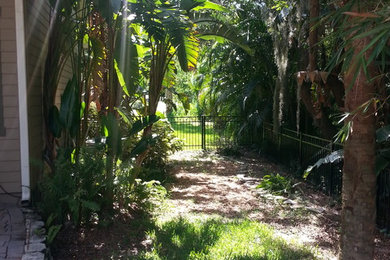Design ideas for a traditional landscaping in Orlando.