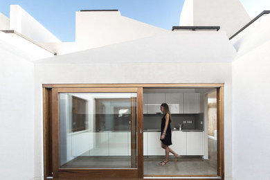 Modelo de patio minimalista de tamaño medio sin cubierta en patio con losas de hormigón