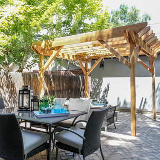 Exemple d'une terrasse arrière romantique de taille moyenne avec des pavés en brique et un gazebo ou pavillon.