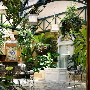 Idee per un patio o portico vittoriano di medie dimensioni con un giardino in vaso e piastrelle