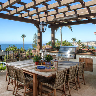 Foto di un patio o portico mediterraneo di medie dimensioni e nel cortile laterale con una pergola e piastrelle