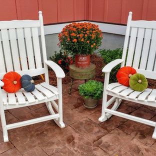 Idee per un piccolo patio o portico american style in cortile con un giardino in vaso, cemento stampato e nessuna copertura