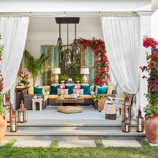 Idee per un grande patio o portico eclettico nel cortile laterale con pavimentazioni in cemento e un tetto a sbalzo