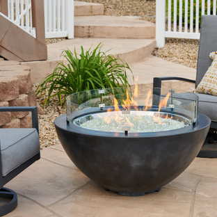 Imagen de patio moderno con brasero