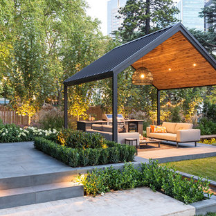 Ispirazione per un patio o portico contemporaneo con lastre di cemento e un gazebo o capanno