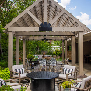 Cette image montre une terrasse arrière traditionnelle avec des pavés en béton.
