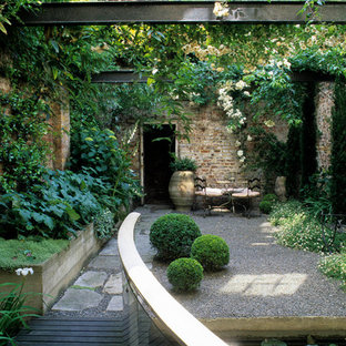 Ispirazione per un patio o portico industriale in cortile con ghiaia e nessuna copertura