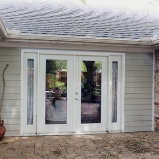 Foto di un patio o portico shabby-chic style dietro casa con pavimentazioni in cemento e nessuna copertura