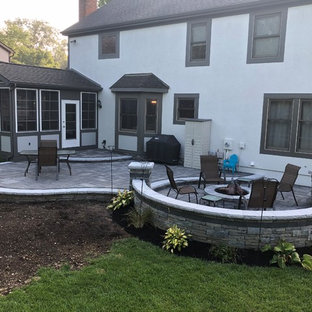 Foto di un ampio patio o portico bohémian dietro casa con un focolare e pavimentazioni in mattoni