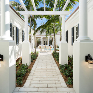 Immagine di un grande patio o portico tropicale nel cortile laterale con pavimentazioni in pietra naturale