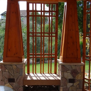 Foto di un piccolo patio o portico american style dietro casa con pavimentazioni in pietra naturale e un gazebo o capanno