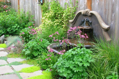 シアトルにあるラグジュアリーな広いシャビーシック調のおしゃれな庭 (コンクリート敷き	) の写真