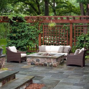 Esempio di un patio o portico tradizionale con pavimentazioni in pietra naturale e un gazebo o capanno