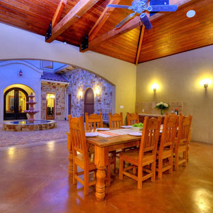 Esempio di un ampio patio o portico mediterraneo in cortile con un caminetto, cemento stampato e un gazebo o capanno