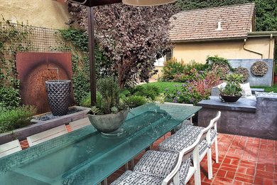 Example of a small trendy patio design in Los Angeles