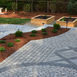 Foto di un grande patio o portico eclettico dietro casa con pavimentazioni in cemento e nessuna copertura