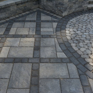 Esempio di un patio o portico bohémian di medie dimensioni e dietro casa con pavimentazioni in cemento e nessuna copertura