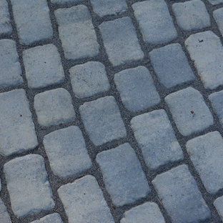 Foto di un patio o portico eclettico di medie dimensioni e dietro casa con pavimentazioni in cemento e nessuna copertura