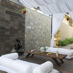 Ispirazione per un patio o portico tropicale con pedane