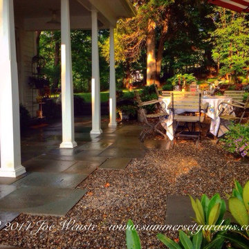 A gravel and flagstone patio