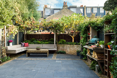 Cette image montre une terrasse traditionnelle avec une cour, des pavés en pierre naturelle et aucune couverture.