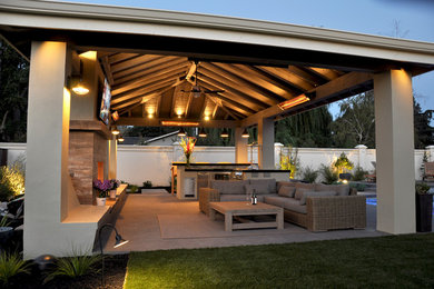 Diseño de patio campestre de tamaño medio en patio trasero con brasero y cenador