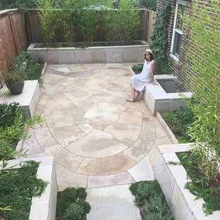 Ispirazione per un piccolo patio o portico etnico dietro casa con pavimentazioni in pietra naturale e nessuna copertura