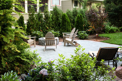 Imagen de patio costero de tamaño medio en patio trasero con brasero y adoquines de hormigón