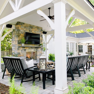 Esempio di un grande patio o portico classico dietro casa con un caminetto, pavimentazioni in cemento e un gazebo o capanno