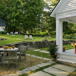 Ispirazione per un patio o portico tradizionale con pavimentazioni in mattoni