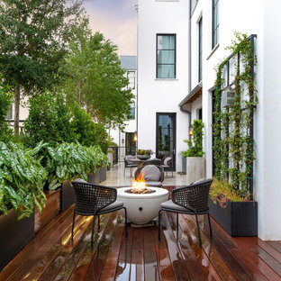 Immagine di un patio o portico classico dietro casa con un focolare, pedane e nessuna copertura