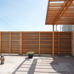 Immagine di un patio o portico design con una pergola