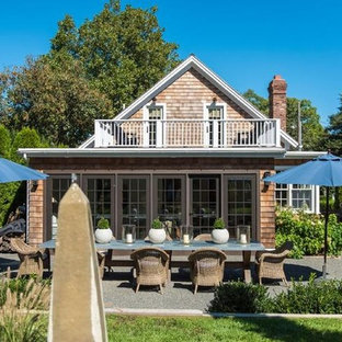 Foto di un patio o portico shabby-chic style di medie dimensioni e dietro casa con fontane, ghiaia e nessuna copertura