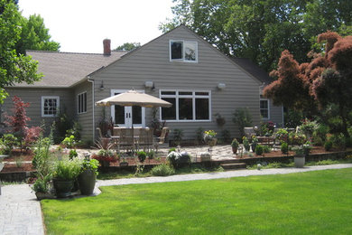 Foto di un patio o portico chic di medie dimensioni e dietro casa con un focolare, pavimentazioni in pietra naturale e nessuna copertura