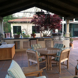 Foto di un ampio patio o portico boho chic dietro casa con un gazebo o capanno