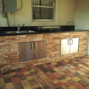 Idee per un piccolo patio o portico chic dietro casa con piastrelle e un tetto a sbalzo