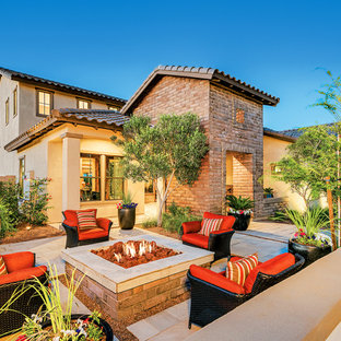 Esempio di un grande patio o portico american style in cortile con un focolare, pavimentazioni in cemento e nessuna copertura