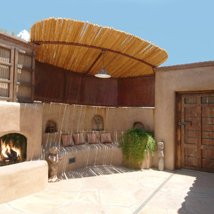 Idee per un patio o portico american style di medie dimensioni e nel cortile laterale con un focolare, un parasole e pavimentazioni in cemento