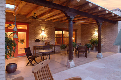フェニックスにある高級な広いラスティックスタイルのおしゃれな裏庭のテラス (スタンプコンクリート舗装、張り出し屋根) の写真
