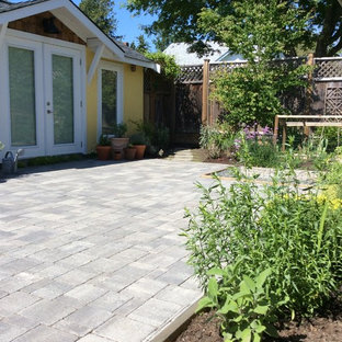 Foto di un piccolo patio o portico mediterraneo dietro casa con pavimentazioni in cemento
