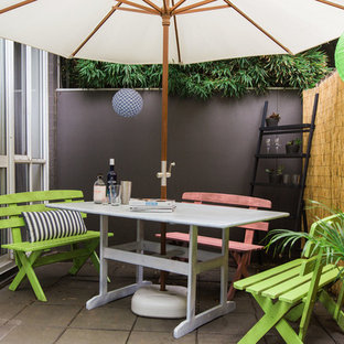 Idee per un patio o portico bohémian di medie dimensioni e in cortile con pavimentazioni in cemento