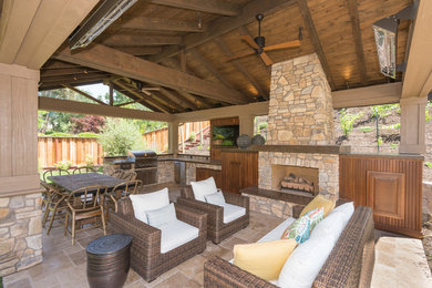 Foto de patio de estilo americano grande en patio trasero con pérgola, brasero y adoquines de piedra natural