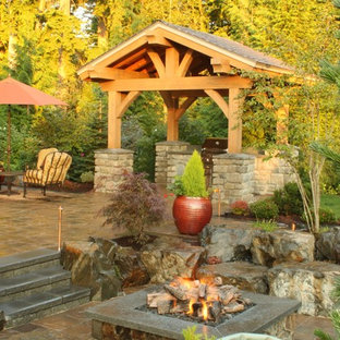 Ispirazione per un patio o portico classico con una pergola