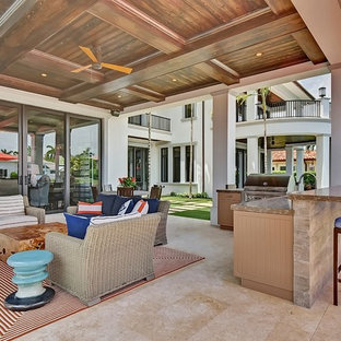 Foto di un ampio patio o portico classico dietro casa con pavimentazioni in pietra naturale e un tetto a sbalzo