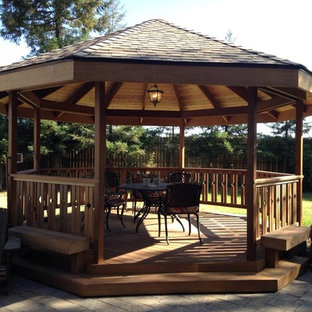 Foto di un patio o portico american style di medie dimensioni e dietro casa con pedane e un gazebo o capanno