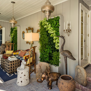 Ispirazione per un patio o portico boho chic con pavimentazioni in mattoni e un tetto a sbalzo