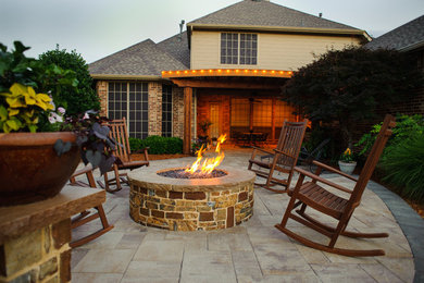 Foto di un patio o portico american style di medie dimensioni e dietro casa con pavimentazioni in pietra naturale e un tetto a sbalzo