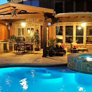 Imagen de patio de estilo americano, de tamaño medio, en patio trasero y anexo de casas, con cocina exterior y losas de hormigón