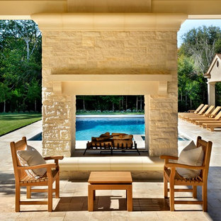 Ispirazione per un patio o portico minimal con un focolare