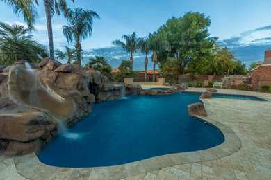 Diseño de piscina mediterránea grande a medida en patio trasero con suelo de baldosas